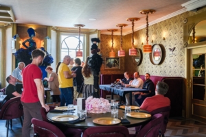 Na zdjęciu restauracja Aurora od środka oraz dziennikarze podczas konferencji